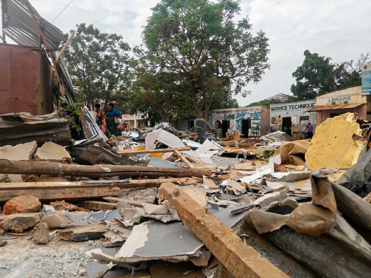 Lubumbashi : La mairie démolit des commerces installés sous les lignes à haute tension au marché Double Poteau